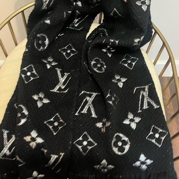 Louis Vuitton scarf - Picture 8 of 11